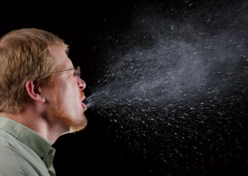 Le infezioni respiratorie si diffondono facilmente attraverso tosse, starnuti e il contatto con oggetti contaminati da patogeni. Fonte immagine: James Gathany, CDC
